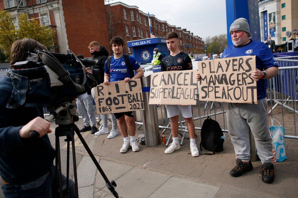 European Super League protest in LondonLONDON, UNITED KINGDOM - APRIL 20: Fans protesting the establishment of the breakaway European Super League demonstrate outside Stamford Bridge stadium, home of Chelsea Football Club, in London, United Kingdom on April 20, 2021. Chelsea is one of six English Premier League clubs to have signed up to the planned midweek competition, announced on Sunday night in defiance of condemnation from football authorities and political leaders including British Prime Minister Boris Johnson and French President Emmanuel Macron. David Cliff / Anadolu Agency (Photo by David Cliff / ANADOLU AGENCY / Anadolu via AFP)