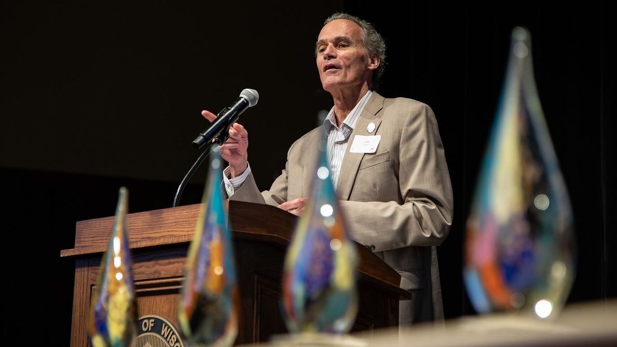 A kancellár pornográf tartalmakat tett közzé feleségével, szerinte ez is belefér a szólás szabadságába