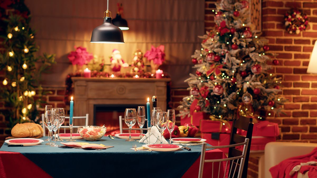 Empty,Traditional,Christmas,Dinner,Table,Inside,Decorated,Living,Room,With