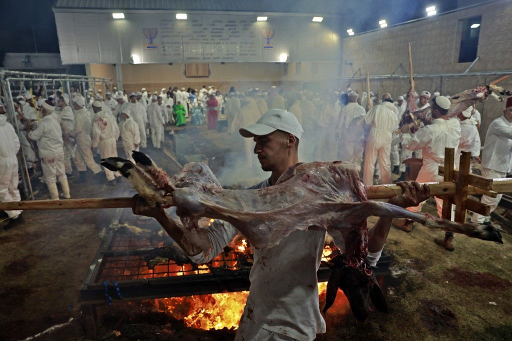 Samaritans take part in the traditional Passover sacrifice at Mount Gerizim near the northern West Bank city of Nablus on April 25, 2021. Only around 800 Samaritans remain in their two communities, one on the mount and one in the Israeli city of Holon, near Tel Aviv. According to their beliefs, they trace their lineage to the Israelites whom Moses led out of slavery in Egypt and who established themselves in the biblical northern kingdom of Israel, known as Samaria. (Photo by Menahem KAHANA / AFP), 
Nincsenek jó helyzetben az izraeli kis- és középvállalkozások.
, 