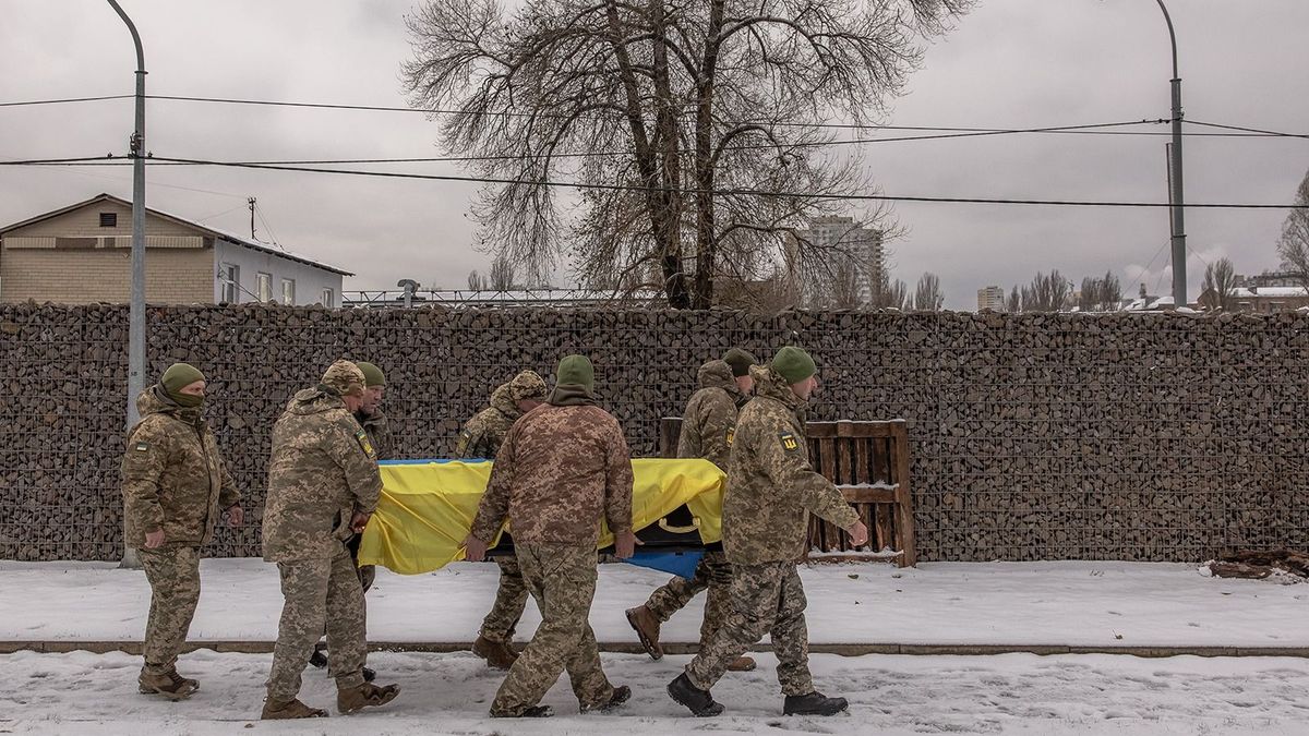 Ukrainian soldiers carry the coffin of Ukrainian serviceman Sergiy Pavlichenko, who was killed fighting Russian troops in the Zaporizhzhia region, during a funeral service at a cemetery in Kyiv, on November 29, 2023, amid the Russian invasion of Ukraine. (Photo by Roman PILIPEY / AFP)