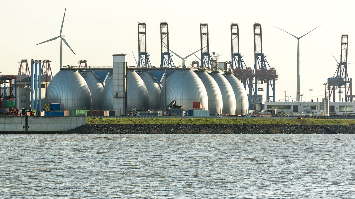 Gas,Storage,Reservoir,,Wind,Turbines,And,Cranes,In,The,HarbourGas storage reservoir, wind turbines and cranes in the harbour area in Hamburg, Germany gázár