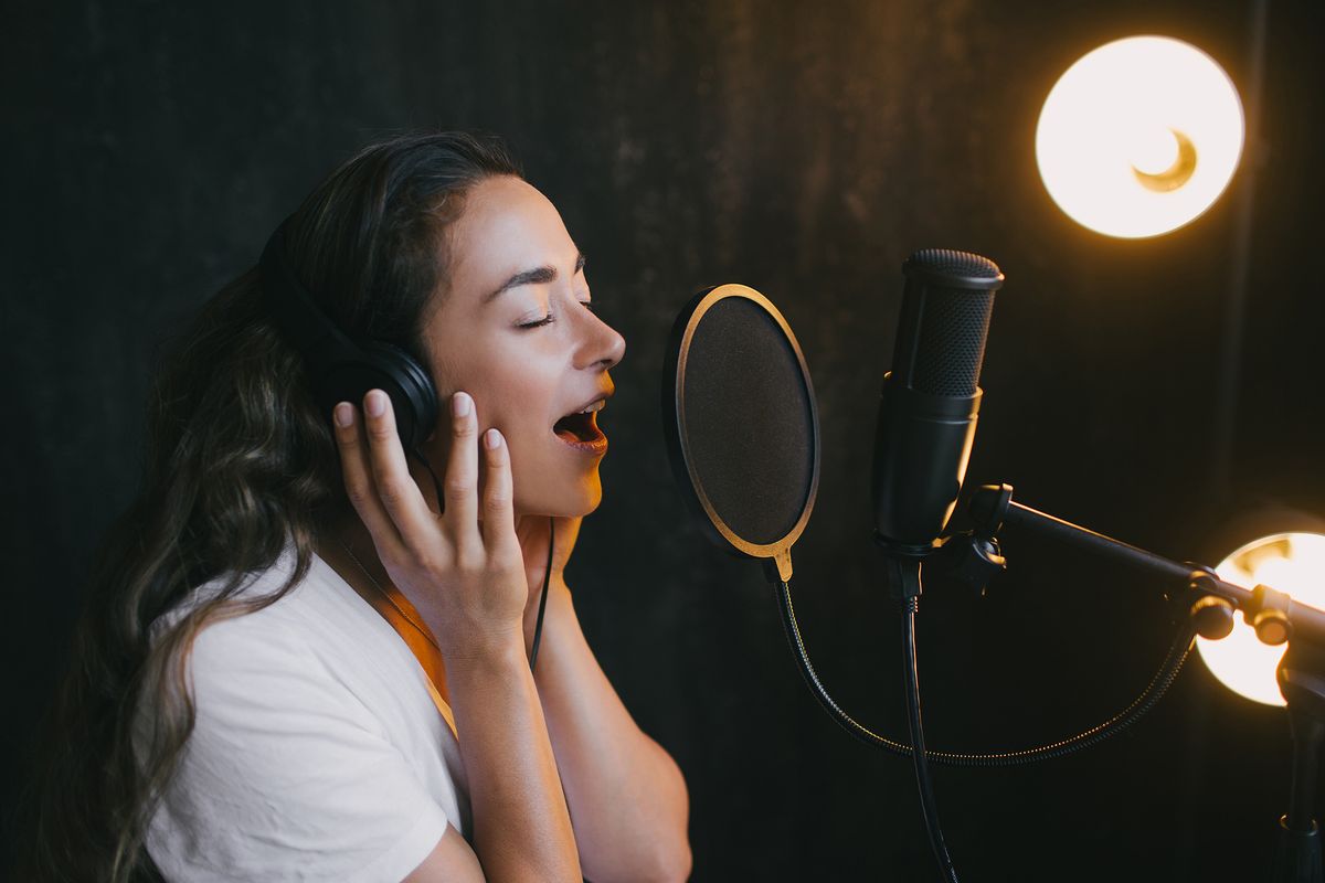 Young,Beautiful,Woman,Singing,In,Microphone,,Recording,Voice,In,A