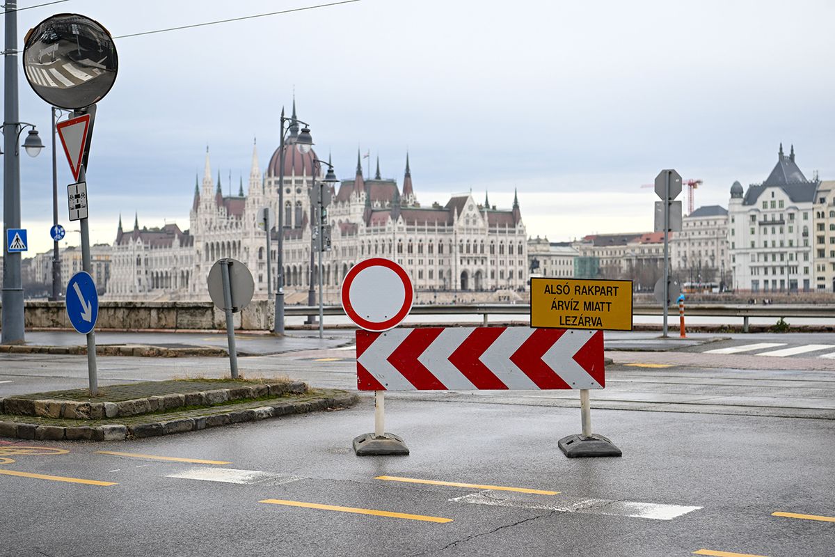 Árhullám a Dunán, fővárosi rakpartlezárásBudapest, 2023. december 25.Az alsó rakpart lezárására figyelmeztető KRESZ-táblák az I. kerületi Halász utcánál 2023. december 25-én. A Duna felső szakaszán elkezdődött az árhullám tetőzése; Budapesten a folyó tetőzése december 27-én napközben várható, 660 centiméter körüli vízállással, elsőfokú árvízvédelmi készültség mellett. Szemben az Országház épülete.MTI/Illyés Tibor