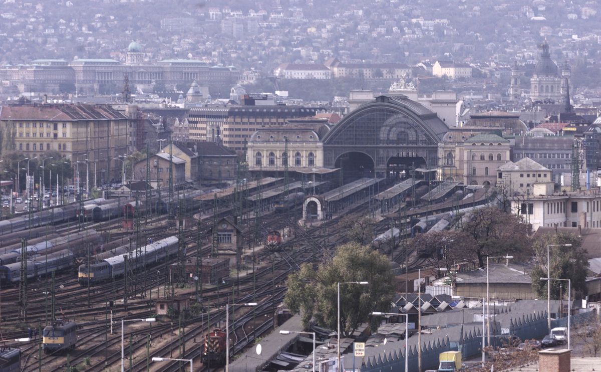 00100536Keleti pályaudvar, Keleti pu. Népstadion, Szoborpark, Keleti pályaudvar felülrőlKeleti pályaudvar, Keleti pu. Népstadion, Szoborpark, Keleti pályaudvar felülről