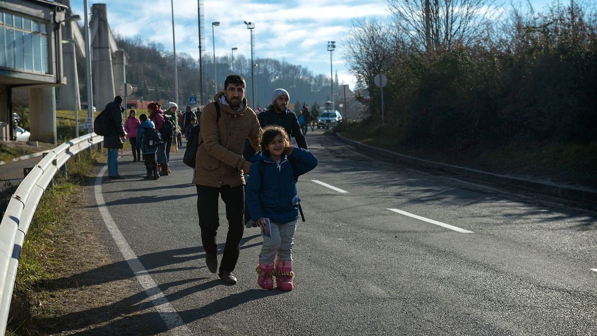 Europe's migrant crisis - SLOVENIA
Hundreds of refugees after refreshments and taking warm clothes for the winter, continue their journey across the Slovenian border arriving in Austria. Sentilj, November 29, 2015. (Photo by Fabrizio Di Nucci/NurPhoto) (Photo by Fabrizio Di Nucci / NurPhoto / NurPhoto via AFP) Szlovénia