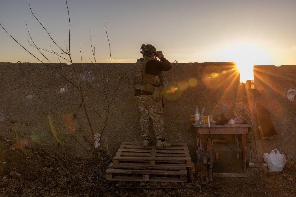 A Ukrainian serviceman of the 123rd Territorial Defense Brigade watches an area of the Dnipro River, in an undisclosed location in the Kherson region, on November 6, 2023, amid the Russian invasion of Ukraine. While Ukraine's recapture of Kherson city last November was a shock defeat for the Kremlin, Russian forces on the opposing bank still control swathes of territory and shell towns and villages they retreated from. The Dnipro, Europe's fourth-longest river and a historic trading route, has become a key front since Ukrainian troops pushed Russian forces back over its banks in the south last year. (Photo by Roman PILIPEY / AFP)