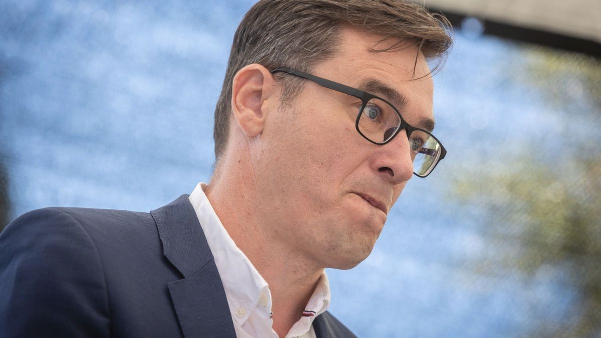 Karácson Gergely teljesen kiborult, ingerülten reagált arra, hogy Lázár János kivezeti a MÁV-ot és a Volánt Budapestről