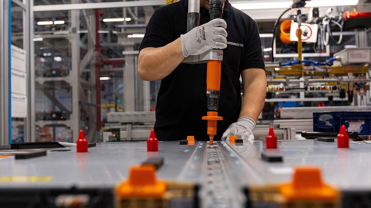 Akkumulátorgyártás: tízezreket képeztek ki, hogy az ágazatban érvényesüljenek