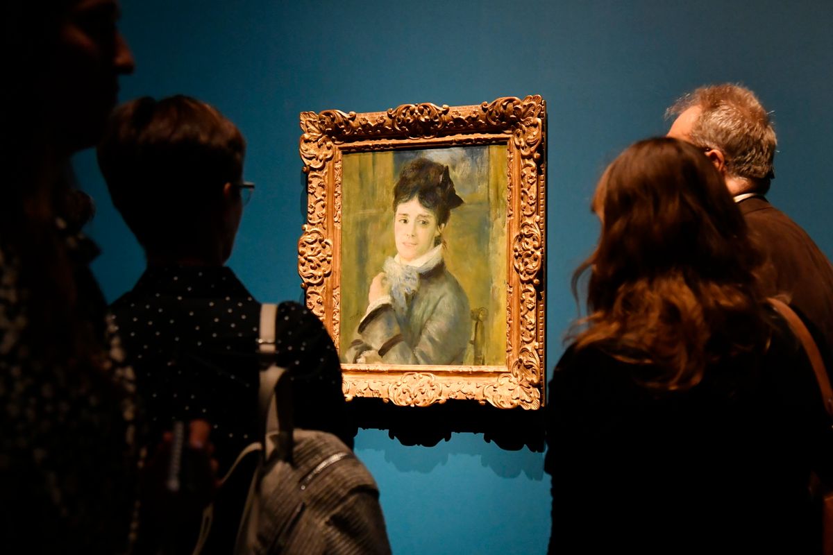 Budapest, 2023. szeptember 21.
Pierre-Auguste Renoir Monet feleségérõl készített festménye a Renoir - A festõ és modelljei címû kiállítás megnyitóján a Szépmûvészeti Múzeumban 2023. szeptember 21-én. Elsõ alkalommal nyílt Magyarországon a francia impresszionista mester életmûvét bemutató, átfogó tárlat, amely január 7-ig tekinthetõ meg.
MTI/Lakatos Péter