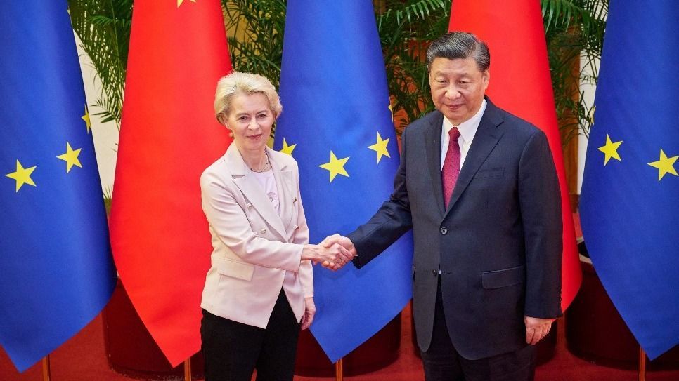 CHINA - VISIT OF URSULA VON DER LEYEN, PRESIDENT OF THE EUROPEAN COMMISSION, TO CHINAChina - 2023-04-06 - On 6 April 2023, Ursula von der Leyen, President of the European Commission, traveled to Beijing, in China, where she participated in trilateral meeting with Xi Jinping, President of the People s Republic of China, and Emmanuel Macron, President of the French Republic - Beijing - Dati Bendo - Chine - 2023-04-06 - Le 6 avril 2023, Ursula von der Leyen, presidente de la Commission europeenne, s est rendue a Pekin, en Chine, ou elle a participe a une reunion trilaterale avec Xi Jinping, president de la Republique populaire de Chine, et Emmanuel Macron, President de la Republique francaise - Pekin - Dati Bendo (Photo by Union Europeenne / Hans Lucas / Hans Lucas via AFP) Kína Eu