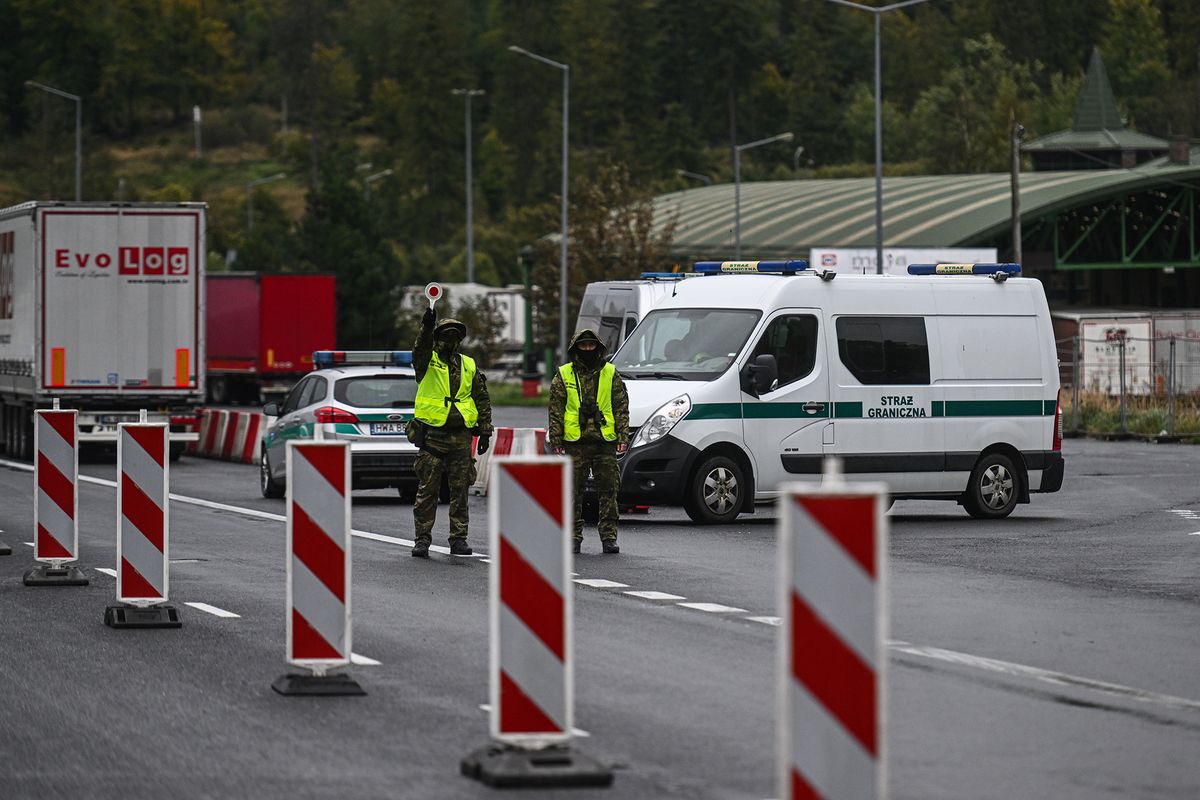 Poland brings back border controls with Slovakia