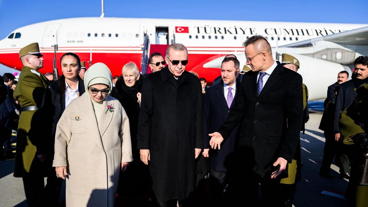 Landolt Ferihegyen Erdogan: Szijjártó Péter meglepődött, mekkora géppel érkezett a török elnök