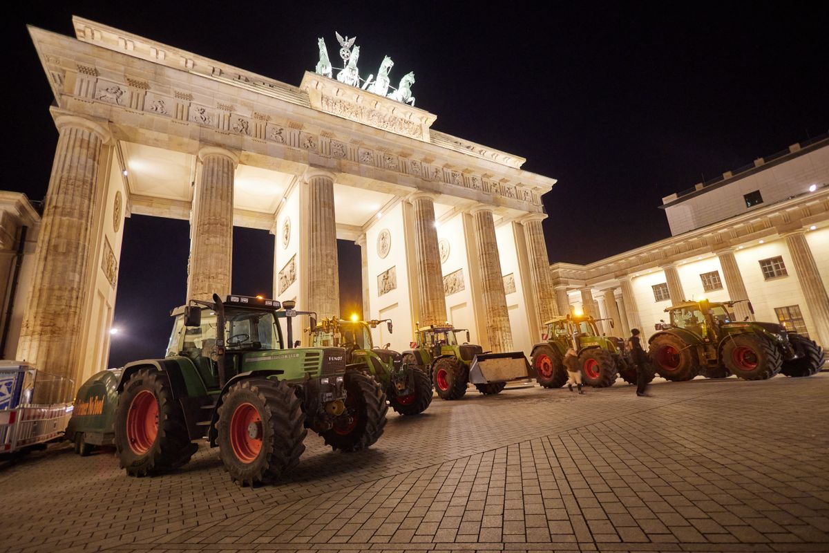 Farmers with tractors in front of the Brandenburg Gate