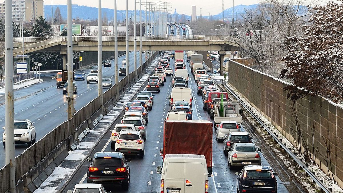 Dugó az M0-son az M1-es autópálya felé