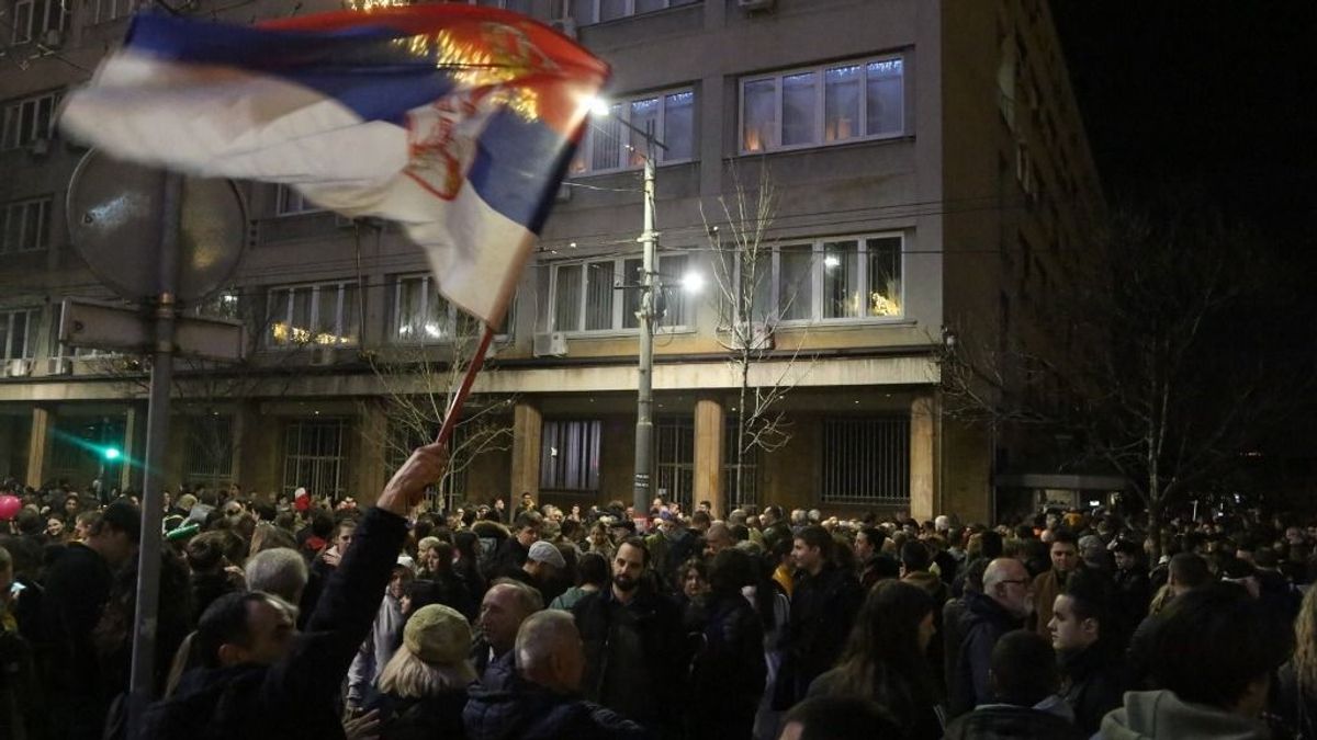 Nem csitulnak az indulatok Belgrádban – Ismét az utcákra hívják a tüntetőket