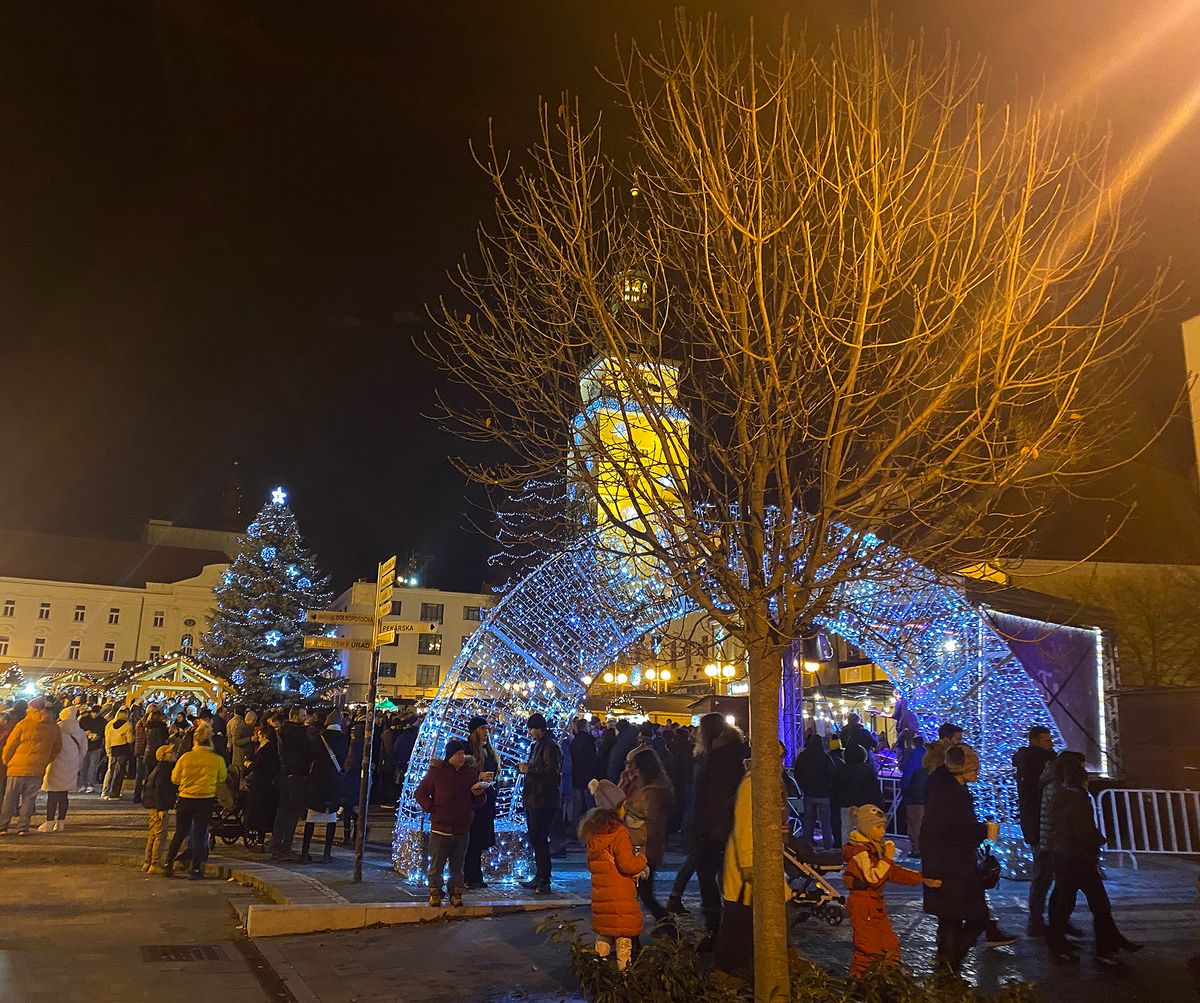 Sándor Tünde / Világgazdaság
2023.
karácsonyi, ünnep, advent, vásár, bratislava, pozsony, nagyszombat, karácsonyfa, díszítés, vacsora, cüslök, templom, skoda, puncs, utca, életkép, zaha hadid, épületek, építkezés, 