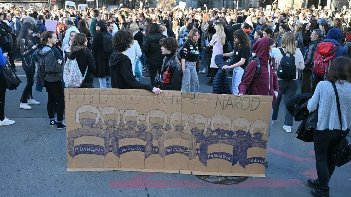 Ismét tüntetnek Belgárdban, diákok utcákat zártak le