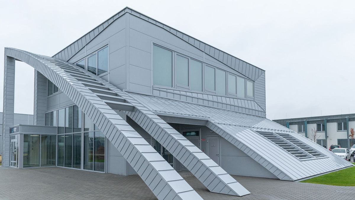 Átadták a Széchenyi István Egyetem Tudományos és Innovációs Parkjának előadó-épületét a ZalaZone-on (X)