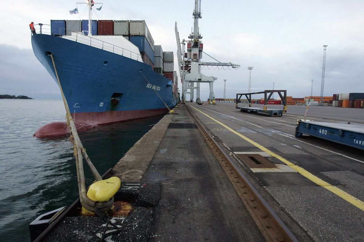 Picture taken 17 November 2004 shows the deserted western harbour docks in Helsinki, Finland. The Confederation of Finnish Industry (EK) said 17 November that it would suspend the current round of incomes talks as long as the present strike by transport workers continues. The stoppage, which began as a strike by bus drivers in the Helsinki region, later spread to five cities around Finland. On Wednesday morning workers at the Port of Helsinki stopped loading and unloading ships. The Transport Workers' Union (AKT) also stopped chemical transport by the ADR-Haanpaa company. (Photo by JUSSI NUKARI / LEHTIKUVA / AFP)