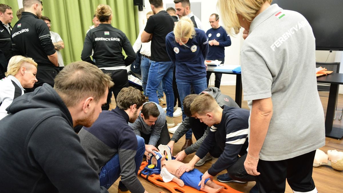 Elsősegélynyújtó tanfolyamot tartottak a Fradisoknak - videó