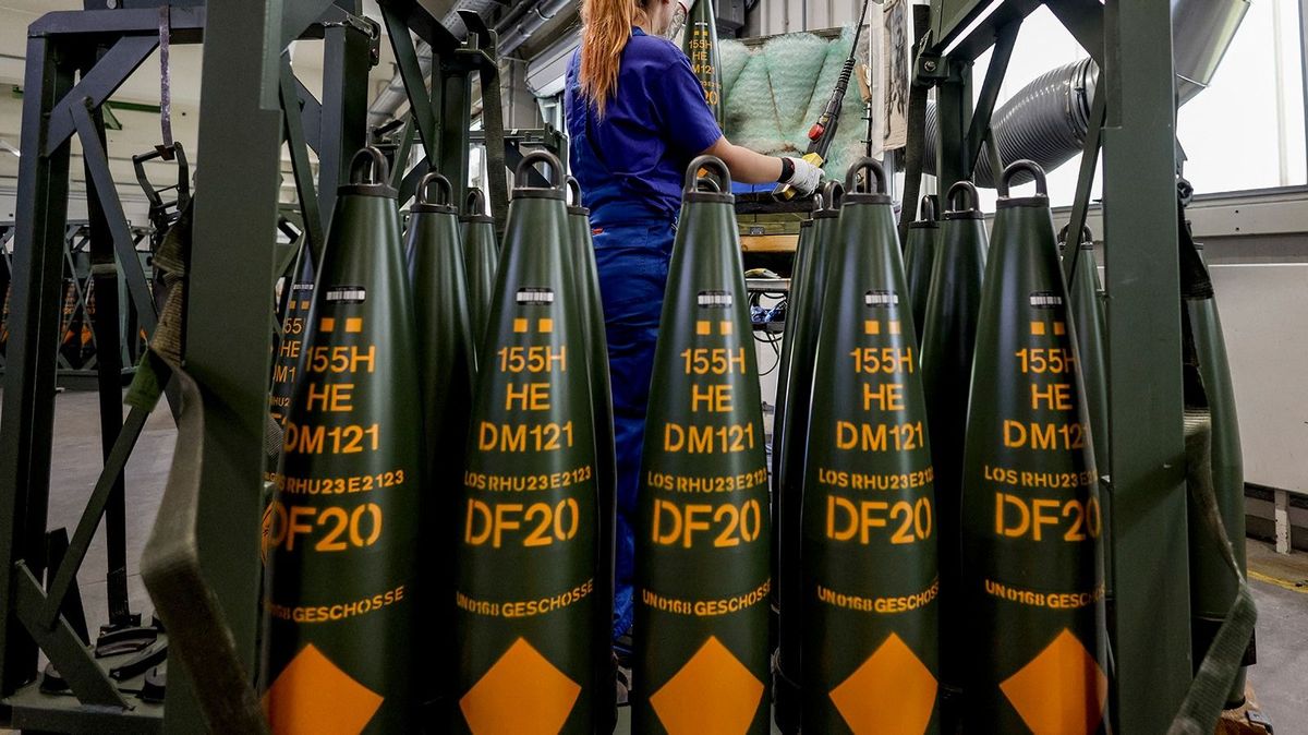A technician of German armaments company and automotive supplier Rheinmetall works on 155mm ammunition that will be delivered to Ukrainian Forces for the Panzerhaubitze 2000 (armoured howitzer 2000), a 155mm self-propelled howitzer, at the facility of Rheinmetall in Unterluess, northern Germany, on June 6, 2023. Since Russia invaded Ukraine, Germany has dropped a traditionally pacifist stance and become one of Ukraine's biggest military backers, delivering a wide array of weaponry to Kyiv. Rheinmetall has received a boost from the Ukraine war, posting record results in 2022 and joining Frankfurt's blue-chip DAX index in March 2023. (Photo by Axel Heimken / AFP) európai