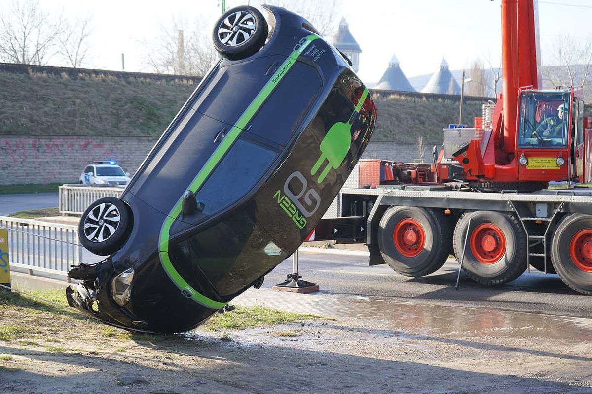 Budapest, 2023. december 17.
Tűzoltók daruval emelnek ki egy személygépkocsit az Aranyhegyi-patakból Budapesten, a III. kerületben 2023. december 17-én. A patakba csúszott járműből a sofőr ki tudott szállni.
MTI/Mihádák Zoltán