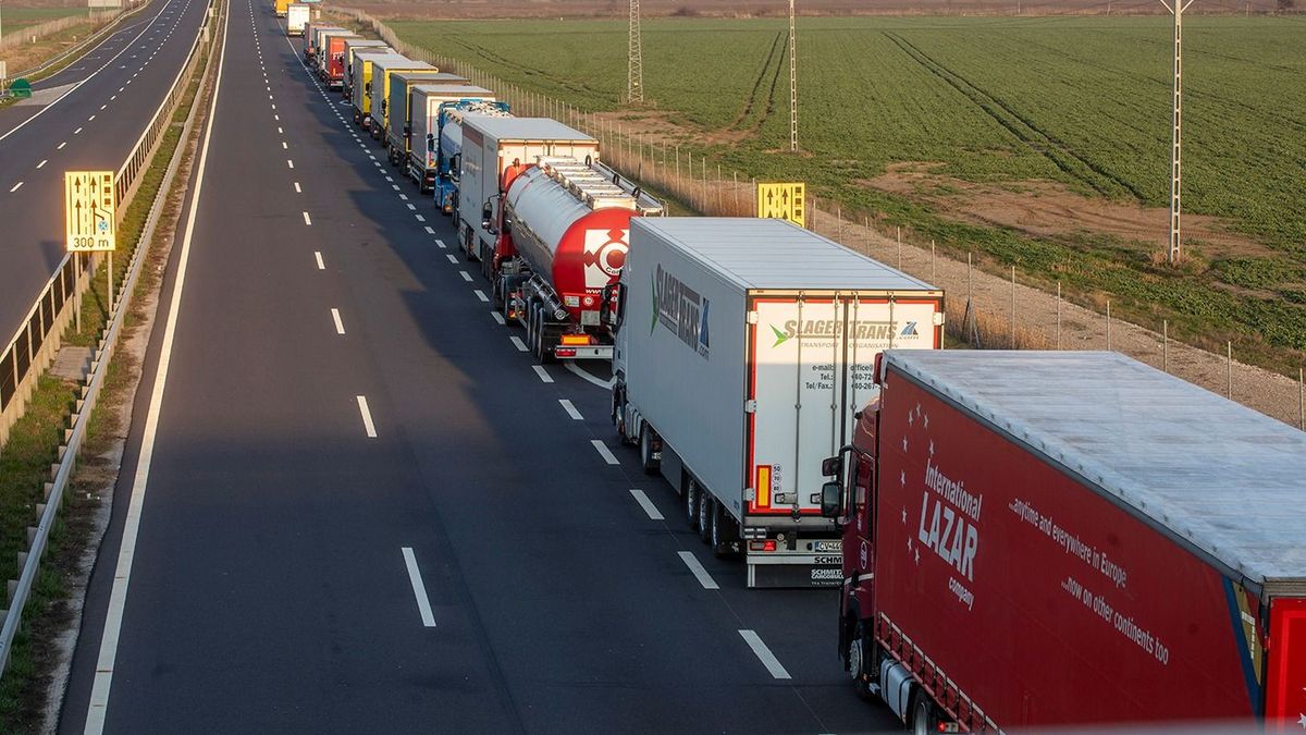 Csanádpalota, 2020. március 20.
Kamionok várakoznak a csanádpalotai magyar-román autópálya-határátkelőhely közelében, az M43-as autópályán 2020. március 20-án. Ezen a napon tizenkét órásra nőtt a kamionok várakozási ideje, a várakozásra kényszerülő árufuvarozóknak a rendőrök és a katasztrófavédelem munkatársai vizet osztanak. Több mint 35 kilométeres kamionsor alakult ki a Romániába tartó tehergépjárművekből.
MTI/Rosta TiborCsanádpalota, 2020. március 20.Kamionok várakoznak a csanádpalotai magyar-román autópálya-határátkelőhely közelében, az M43-as autópályán 2020. március 20-án. Ezen a napon tizenkét órásra nőtt a kamionok várakozási ideje, a várakozásra kényszerülő árufuvarozóknak a rendőrök és a katasztrófavédelem munkatársai vizet osztanak. Több mint 35 kilométeres kamionsor alakult ki a Romániába tartó tehergépjárművekből.MTI/Rosta Tibor