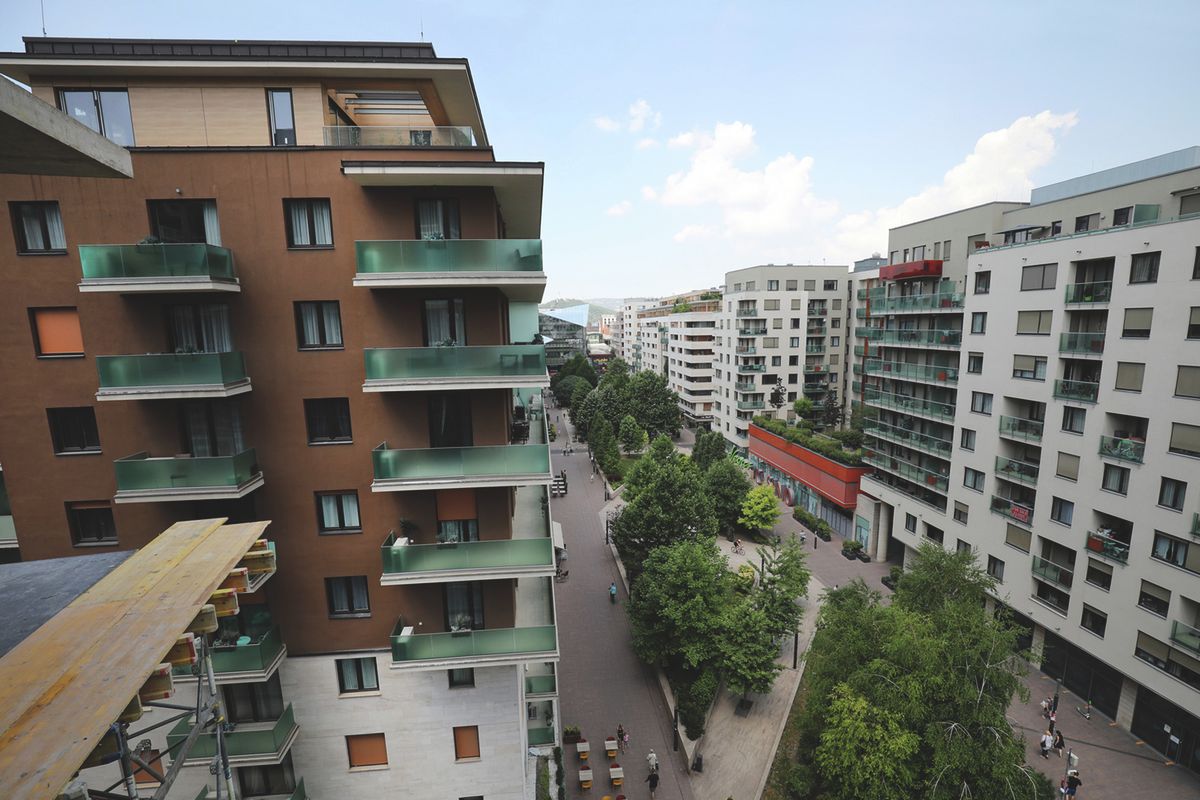 20210623 Budapest Elkészült Budapest legszélesebb sétálóutcája.Cordia International Zrt.  Futureal csoport Újabb állomásához érkezett a Corvin Sétány, Közép-Európa egyik legnagyobb, több mint egy évtizede elindított városrész-megújítási programjának központi eleme: szerkezetkész a Grand Corvin második ütemében épült utolsó lakóháza is. A beruházással 22 hektár terület újult meg. Összesen közel egymilliárd euró értékben 2700 új lakás, 100 ezer négyzetméter irodaterület és 50 ezer négyzetméter kereskedelmi ingatlan épült meg. Sajtóbejárás Fotó: Kallus György  LUS  Világgazdaság  VG