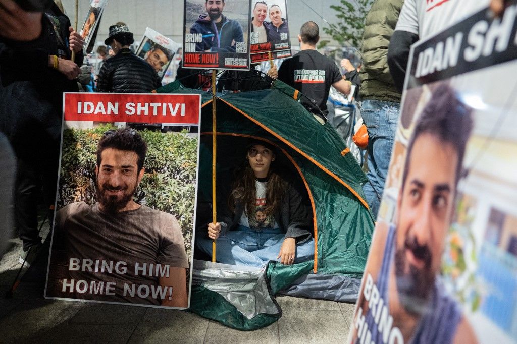 Protest after IDF Admits to Accidentally Killing Of Three Hostages In Gaza12/17/2023 Tel Aviv Israel. Families of the hostages set up tents to sleep in after marching to the Kirya on December16, 2023 in Tel Aviv Israel. On Friday, the IDF said its forces accidentally killed three hostages being held in Gaza when it mistakenly identified them as potential threats. Yotam Haim, Samer Talalka, Alon Shamriz were kidnapped from southern Israel on Oct. 7 by Hamas militants and taken back to the Gaza Strip. Israel launched an air and ground campaign in Gaza soon thereafter in an effort to defeat Hamas; in November, a weeklong ceasefire allowed for the negotiated release of some hostages, but more than 100 remain in captivity. (Photo by Dima Vazinovich / Middle East Images / Middle East Images via AFP)