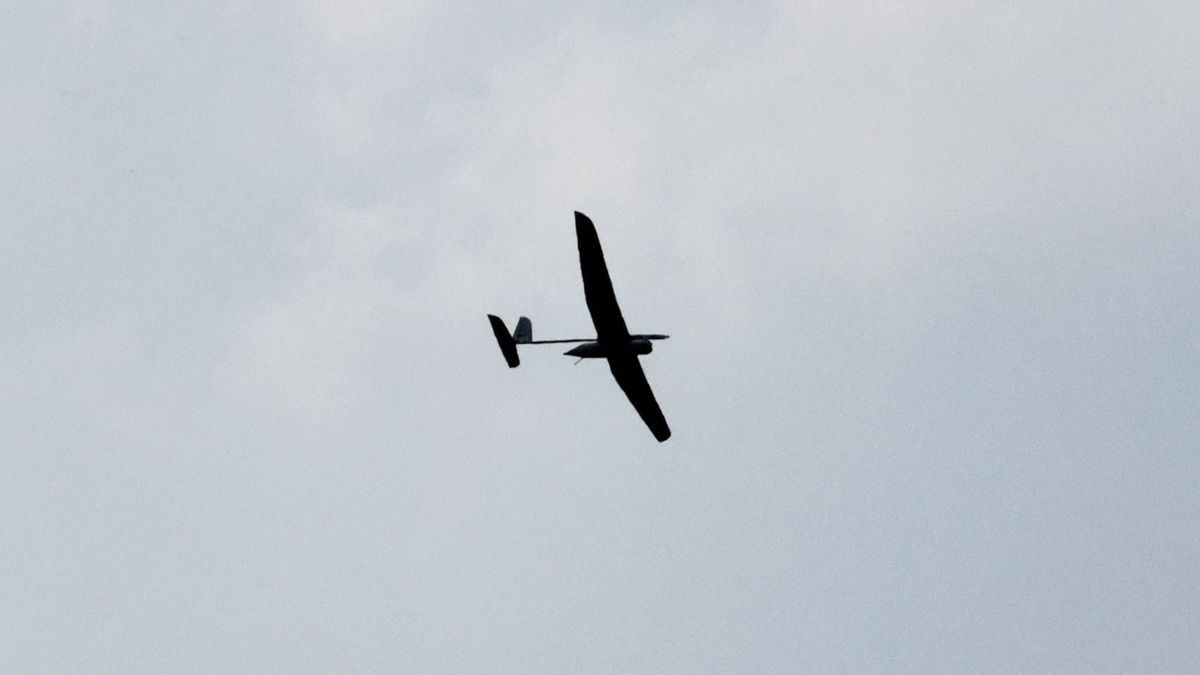 EDITORS NOTE: Graphic content / An Israeli drone flies over head at the Israeli-Gaza border on October 12, 2023, as battles between Israel and the Hamas movement continue for the sixth consecutive day. Thousands of people, both Israeli and Palestinians have died since October 7, 2023, after Palestinian Hamas militants entered Israel in a surprise attack leading Israel to declare war on Hamas in the Gaza Strip enclave on October 8. (Photo by JACK GUEZ / AFP) olcsó drón