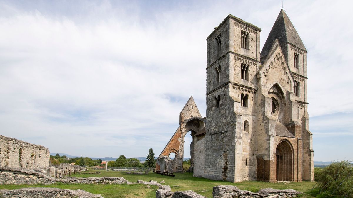Zsámbék 300 éves földrengéskárt orvosol: újjáépül egyik legszebb középkori templomunk