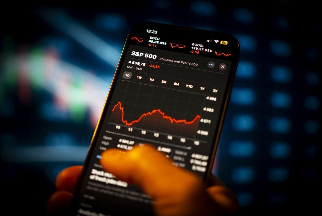 Stock Market Performers IllustrationsThe Standard and Poor's 500 stock market indicator  is seen on a mobile device application in this illustration photo taken in Warsaw, Poland on 05 December, 2023. (Photo by Jaap Arriens/NurPhoto) (Photo by Jaap Arriens / NurPhoto / NurPhoto via AFP)