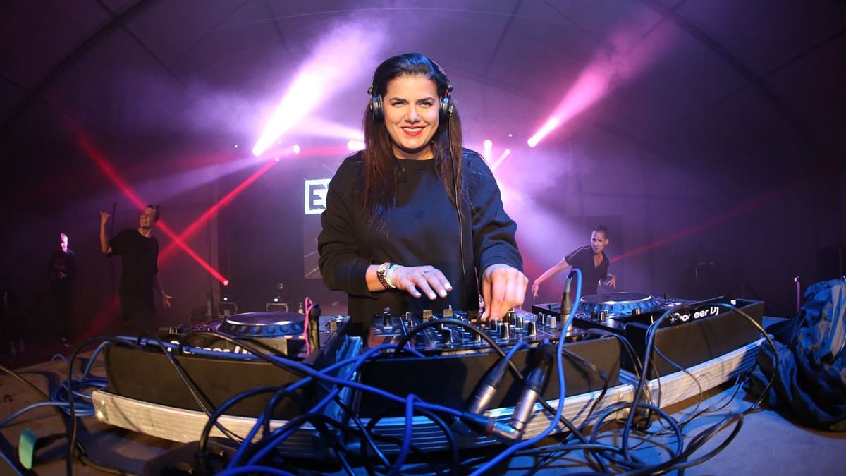 Elfüstölt koncert – Edo Denova helyett a tűzoltók érkeztek