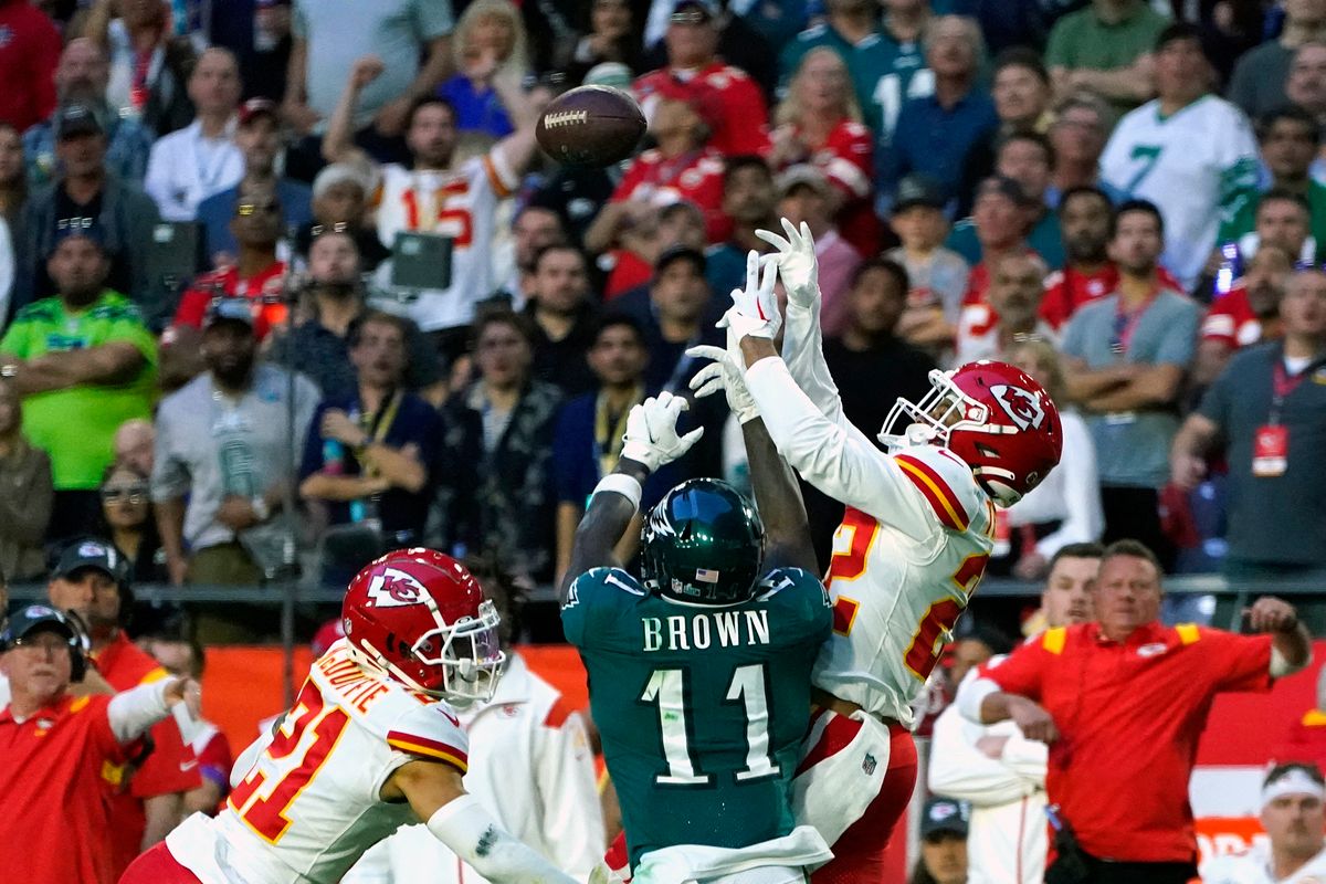 Super Bowl LVII - Kansas City Chiefs v Philadelphia Eagles
Players reach for the ball during Super Bowl LVII between the Kansas City Chiefs and the Philadelphia Eagles at State Farm Stadium in Glendale, Arizona, on February 12, 2023. (Photo by TIMOTHY A. CLARY / AFP)