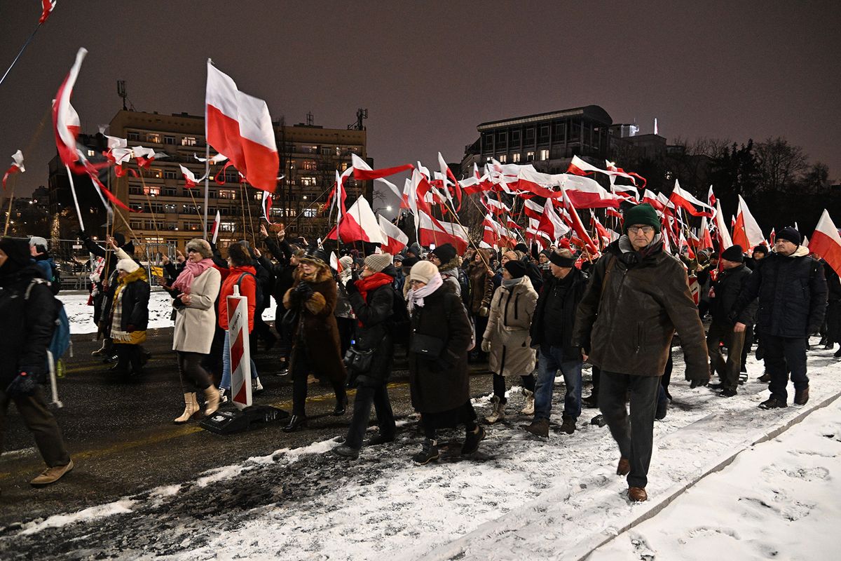 Varsó, 2024. január 11.A lengyel ellenzéki Jog és Igazságosság (PiS) párt támogatói az októberi választások eredményeképpen hatalomra került négypárti koalíciós kormány intézkedései miatt tüntetnek a parlament varsói épületénél 2024. január 11-én.MTI/EPA/PAP/Radek Pietruszka