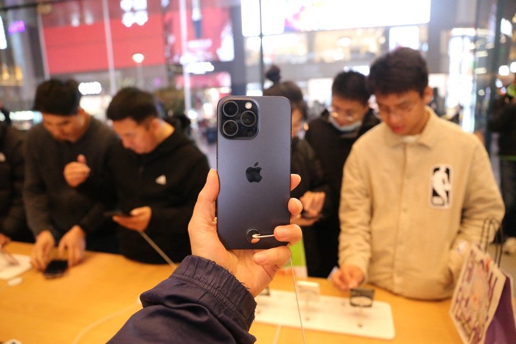Apple Store in ShanghaiSHANGHAI, CHINA - NOVEMBER 12, 2023 - Customers experience iPhone15 at the Apple flagship store in Shanghai, China, November 12, 2023. (Photo by Costfoto/NurPhoto) (Photo by CFOTO / NurPhoto / NurPhoto via AFP)