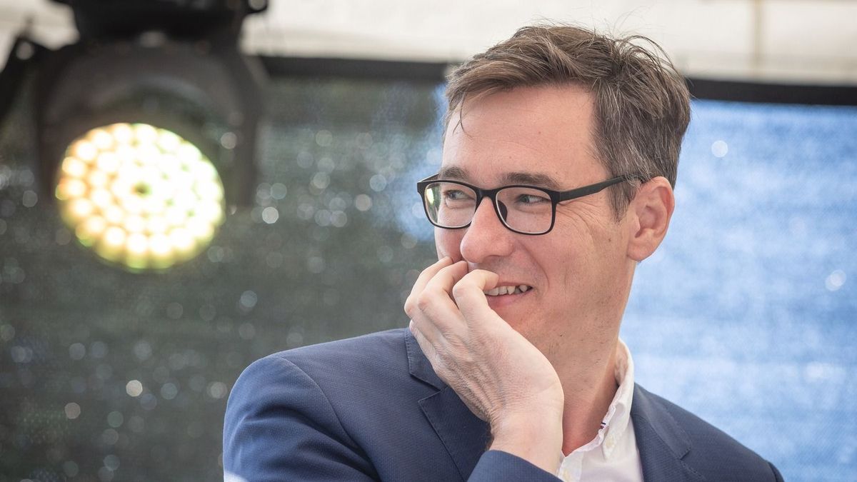 Kellemetlen percek: Karácsony Gergely élő adásban tagadta le a budapesti járatritkítást, de aztán a fejéhez kapott