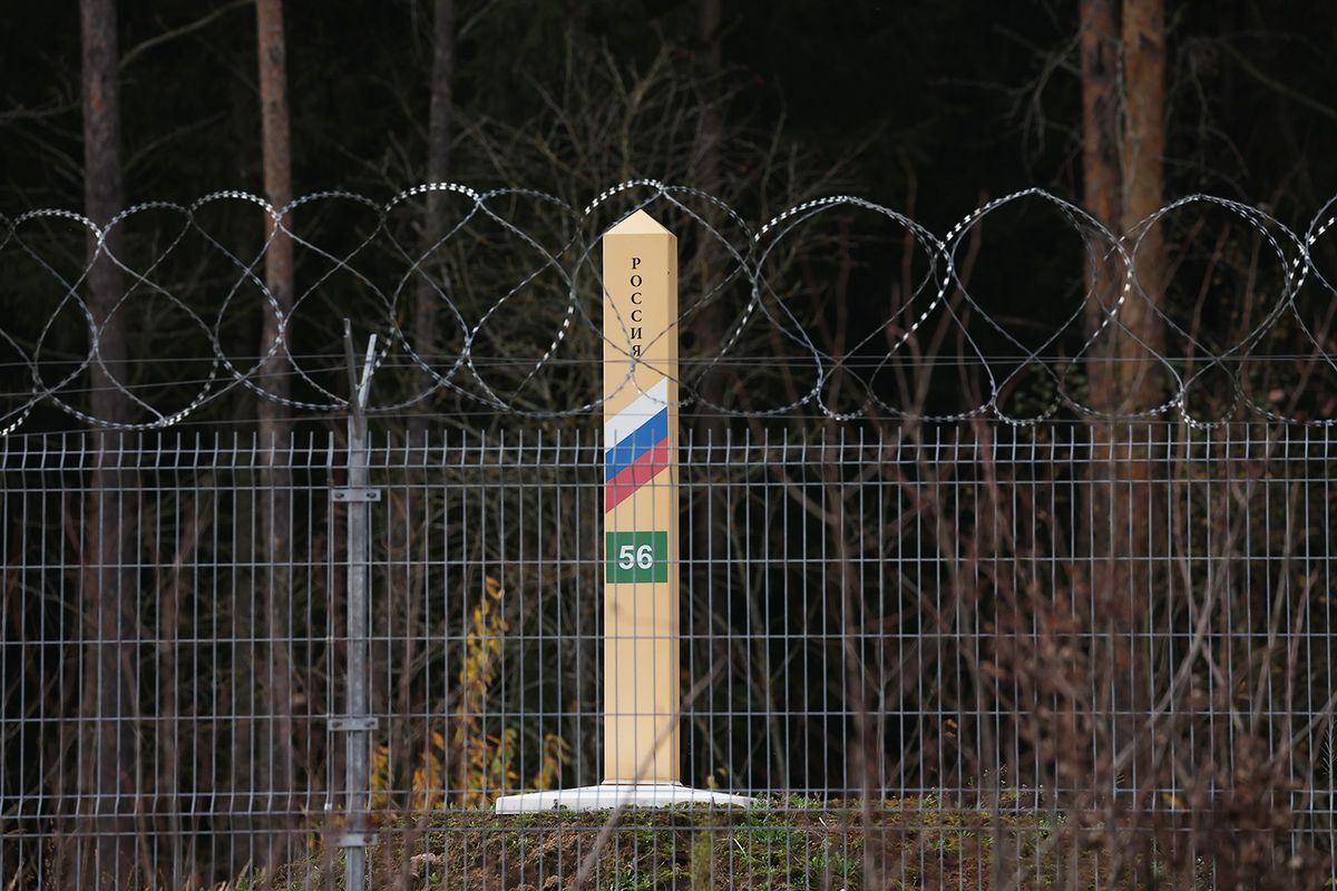VISTYTIS, LITHUANIA - OCTOBER 28: A Russian border marker stands behind barbed wire on the border between the Russian semi-exclave of Kaliningrad and Lithuania on October 28, 2022 near Vistytis, Lithuania. Vistytis lies in the strategically vital Suwalki Gap, an approximately 70km long stretch of land along the Lithuanian and Polish border between Kaliningrad and Russia-loyal Belarus. Should a military conflict ever break out, Russian control of the Suwalki Gap would cut the three Baltic states of Lithuania, Latvia and Estonia off from the rest of the European Union.  (Photo by Sean Gallup/Getty Images)
Balti országok, orosz határ, Oroszország, Észtország, Lettország, Litvánia
