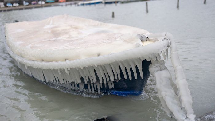 Jég borítja a lépcsőket és a korlátokat a Balaton partján Fonyódnál, a bélatelepi strandon 2024. január 9-én.