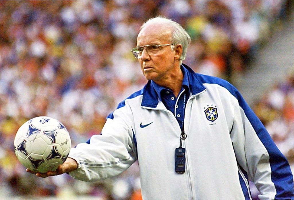 (FILES) This 12 July 1998 file photo shows Brazilian national soccer team coach Mario Zagallo during the World Cup final against France in which Brazil lost 0-3. Brazilian football legend and four-time world champion Mario Zagallo died January 5, 2024 at the age of 92, a statement on his official Instagram account said. (Photo by Gabriel BOUYS / AFP)