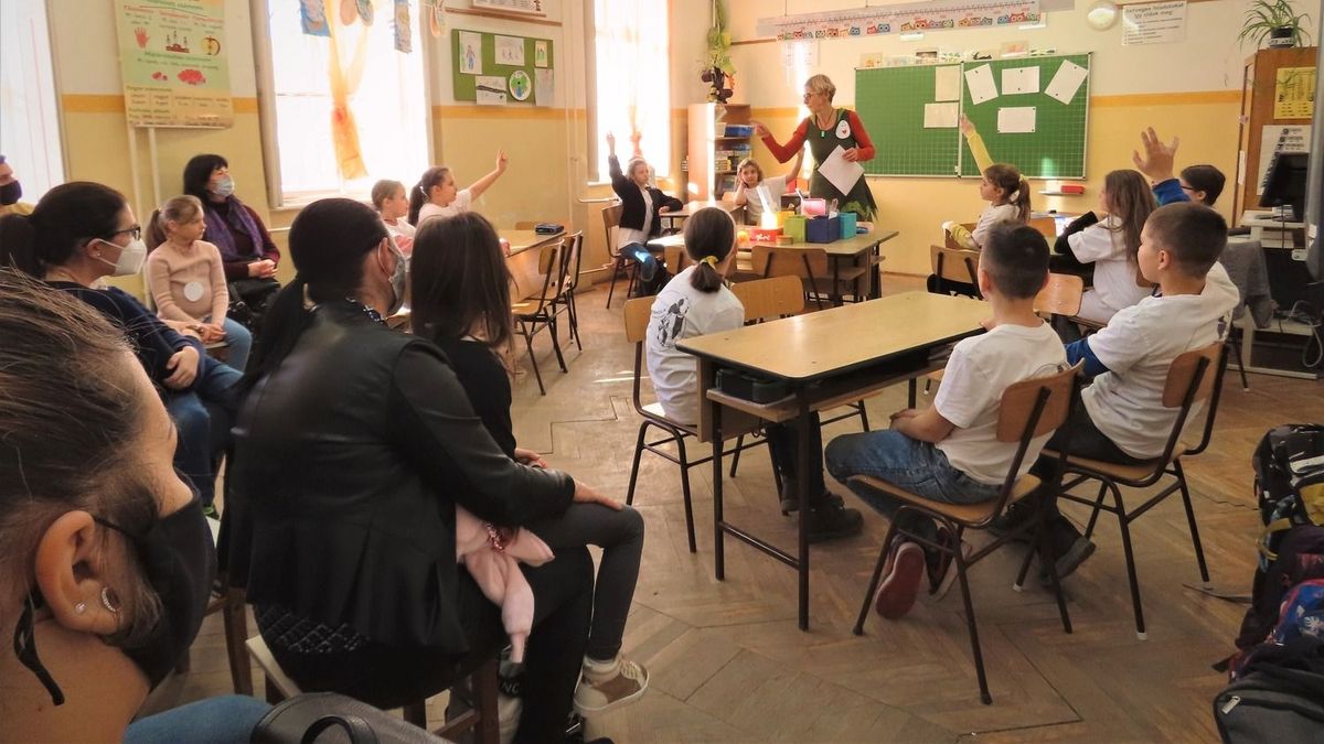 A tanárok és az óvónők után az önkormányzatok is milliárdokat kapnak