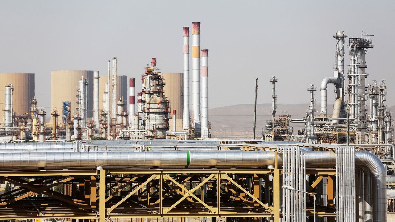 ISFAHAN, IRAN, NOVEMBER 08: A general view of Isfahan Refinery, one of the largest refineries in Iran and is considered as the first refinery in the country in terms of diversity of petroleum products in Isfahan, Iran on November 08, 2023. The products of this refinery include liquefied gas, gasoline, gas oil, aviation fuel types, kerosene, solvents, crude oil and sulfur. Fatemeh Bahrami / Anadolu (Photo by Fatemeh Bahrami / ANADOLU / Anadolu via AFP) irán