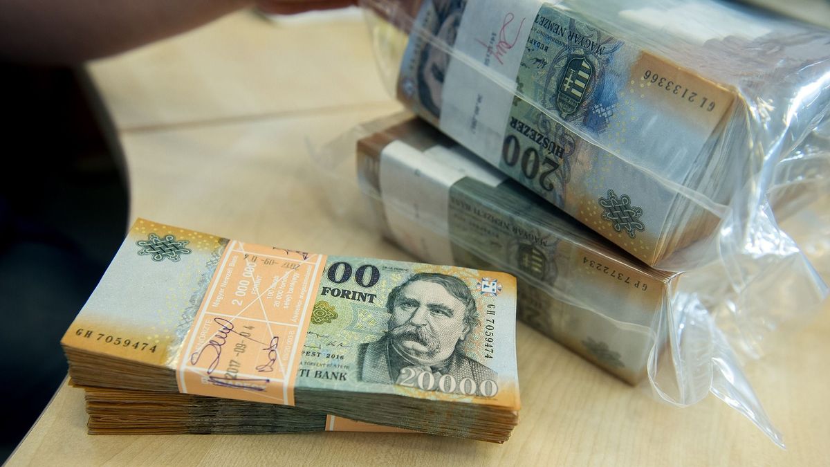 Tőzsdei vaklármára gyengült a forint