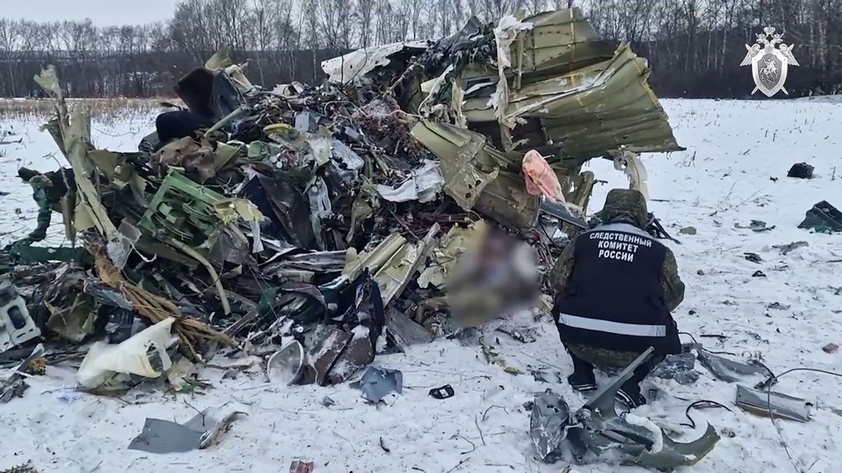 This grab taken from a handout footage released by the Russian Investigative Committee on January 25, 2024 shows what investigators say is the Russian IL-76 military transport plane crash site in the Belgorod region. Russia on January 25, 2024 opened a "terrorism" investigation over a military plane crash near the border with Ukraine after it accused Kyiv of downing the aircraft, which it said had 65 captured Ukrainian soldiers onboard. (Photo by Handout / RUSSIAN INVESTIGATIVE COMMITTEE / AFP) / RESTRICTED TO EDITORIAL USE - MANDATORY CREDIT "AFP PHOTO / Russian Investigative Committee" - NO MARKETING NO ADVERTISING CAMPAIGNS - DISTRIBUTED AS A SERVICE TO CLIENTS
orosz-ukrán háború lelőtt gép