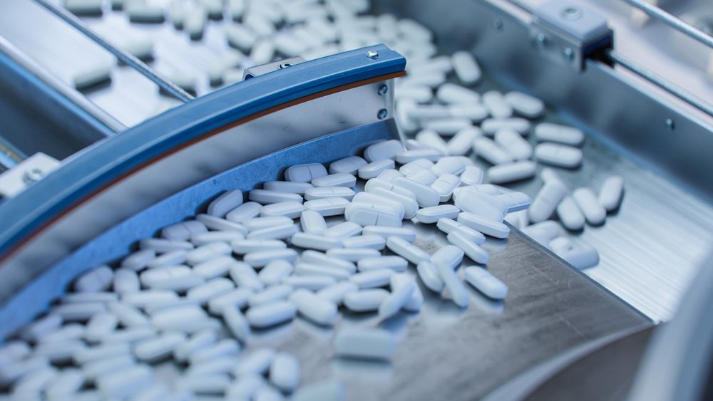 Tablets,And,Capsules,Manufacturing,Process.,Close-up,Shot,Of,Medical,Drug