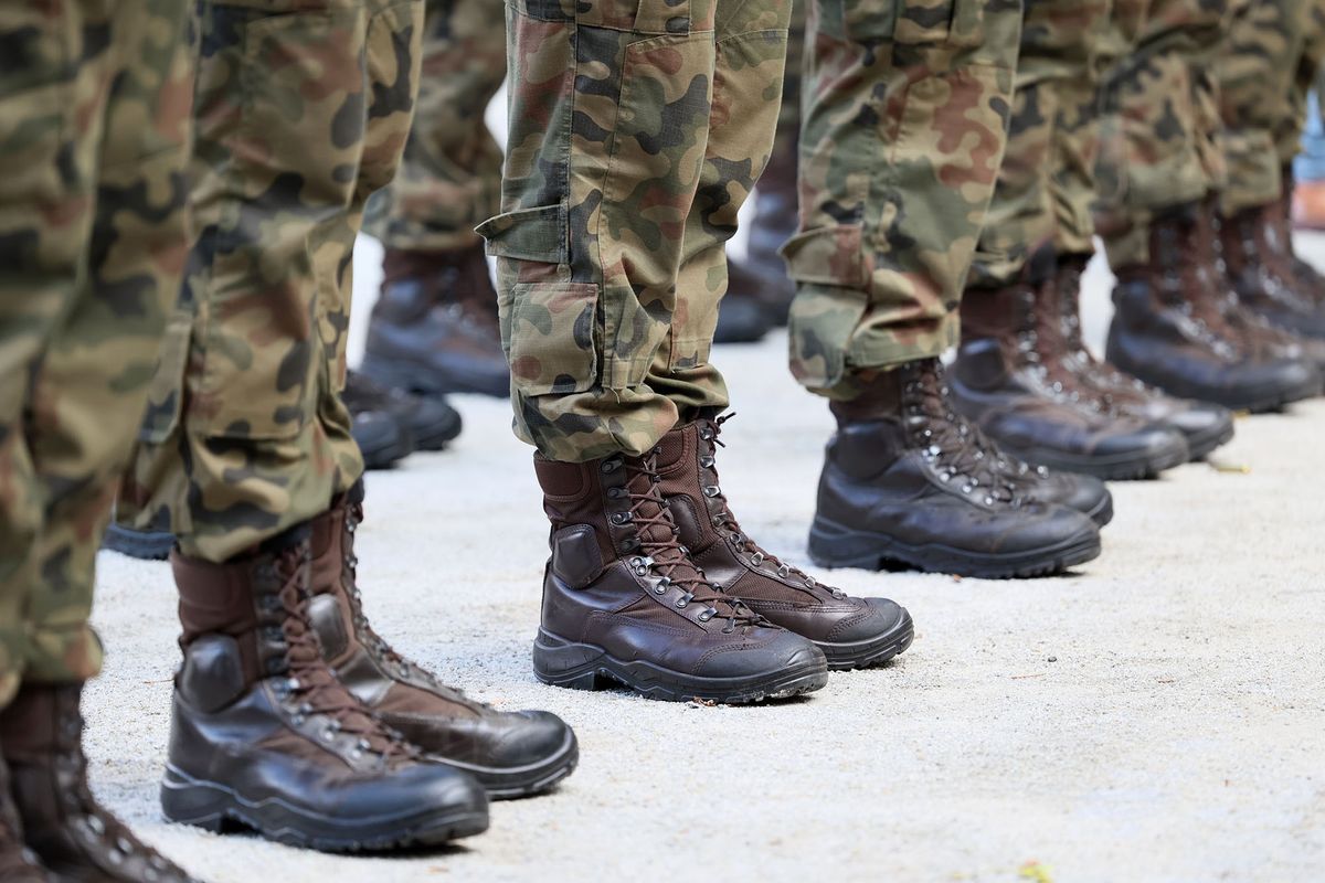 Military,Boots,On,The,Legs,Of,Soldiers,In,A,Row.