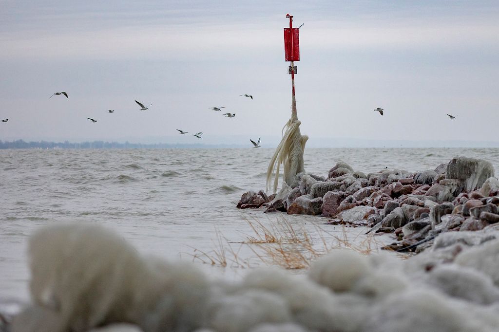 Jég borítja a lépcsőket és a korlátokat a Balaton partján Fonyódnál, a bélatelepi strandon 2024. január 9-én.