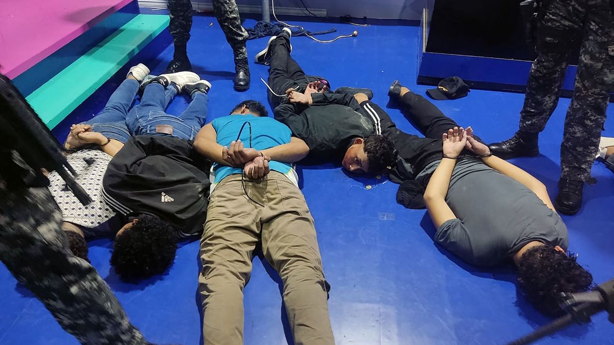 Élő adásban szállták meg fegyveresek az egyik ecuadori tv-adót – videó