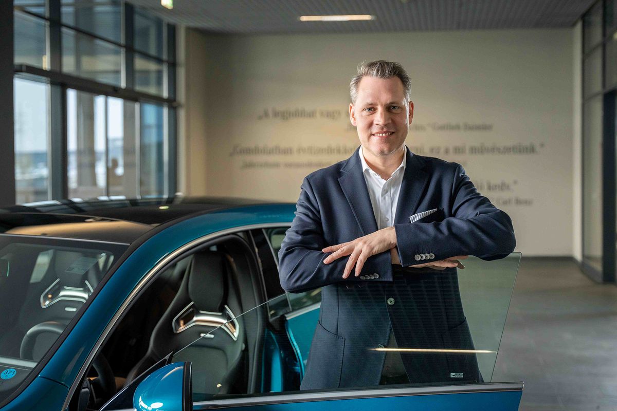 Új igazgató a kecskeméti Mercedes-Benz gyár élén
Jens,Bühler, küldött kép
Jens Bühler tölti be januártól a Mercedes-Benz kecskeméti gyárának (Mercedes-Benz Manufacturing Hungary Kft.) igazgatói

pozícióját, illetve CEO funkcióját. A vállalatnál 21 éve különböző vezetői pozíciókban dolgozó szakember új szerepkörében a

folyamatban lévő gyárbővítésért, valamint az MMA (Mercedes-Benz Modular Architecture) és MBEAM (Mercedes-Benz Electric Architecture Midsize) platformok jövőbeni modelljeinek gyártásba történő integrálásáért felel.